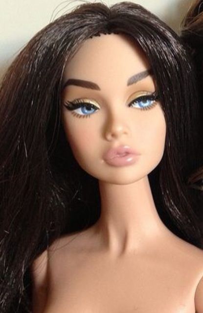 Megan Fox Repaint of the 'Bergdorf Goodman' Poppy Parker Fashion Doll. Barbie Brown Hair, Brown Hair Cartoon, Barbie Brunette, Brunette Blue Eyes, Realistic Barbie, Barbie Face, 2000s Pink, Brown Hair Blue Eyes, Ellowyne Wilde