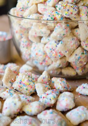 Cake Batter Puppy Chow Funfetti, White Puppy Chow, Birthday Puppy Chow, Treats To Take To School For Birthday, Birthday Snack Ideas For Kids, Shelf Stable Treats, Pastel Foods For Party, Birthday Treats To Take To School Easy, Bday Treats For School