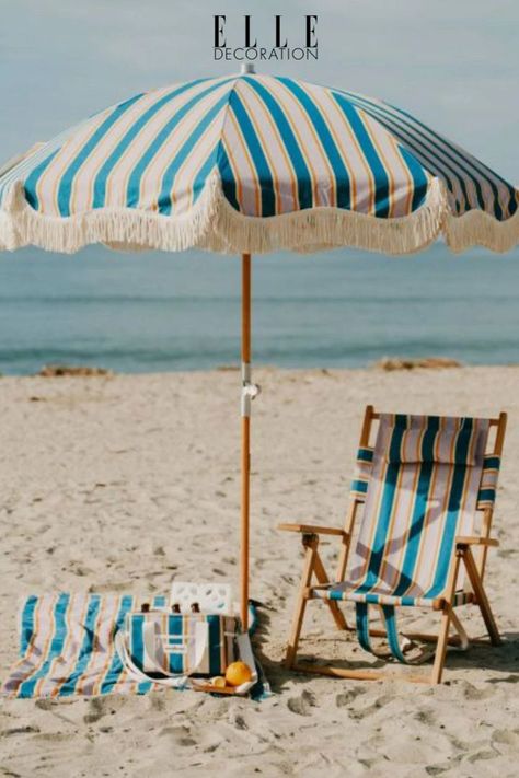 Indispensable pour se protéger du soleil, le parasol est devenu bien plus qu’un objet utilitaire. Sur votre extérieur, cet accessoire protège du soleil tout en apportant une touche déco tendance. Outdoor Canvas, Reclaimed Timber, Beach Umbrella, Wood Laminate, Beach Chairs, Beach Day, Beach Towel, Classic Style, Umbrella