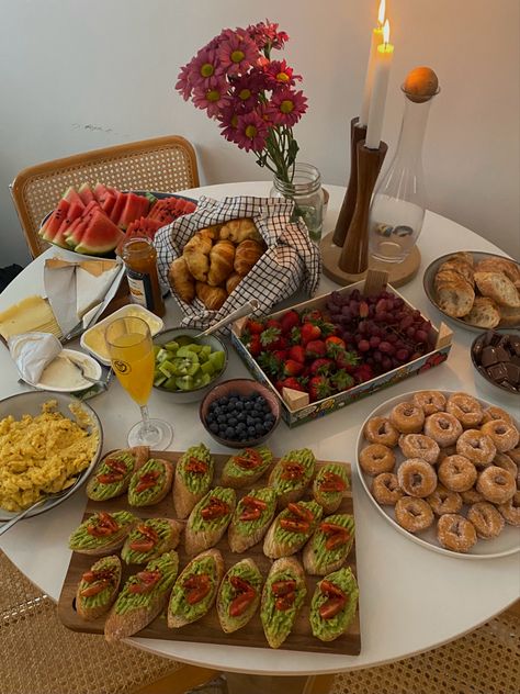 Hosting Breakfast, Host Dinner Party, Breakfast Party, Dinner Party Recipes, Birthday Brunch, Event Hosting, Brunch Party, Food Platters, Food Presentation