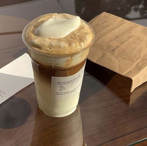 Café Starbucks, Coffee Obsession, Sweet Drinks, Vanilla Latte, Ice Coffee, Think Food, Aesthetic Coffee, Aesthetic Stuff, Food Yummy