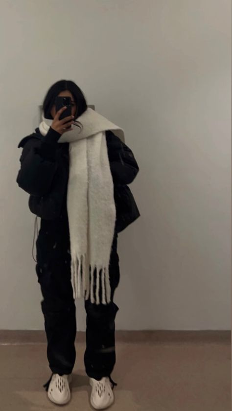 puffer jacket, black cargos, white big scarf, foam runners, yeezys, cozy, winter outfit White Scarf Outfit, Big Scarf Outfit, Stylizacje Kylie Jenner, Outfit Nero, Scarf Outfit Winter, Puffer Outfit, Runners Outfit, Puffer Jacket Outfit, Big Wool