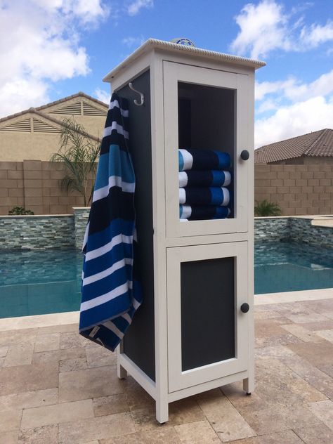 Poolside Towel Cabinet from Benchmark Cabinet Plan - DIY Projects Pool Towel Storage, Towel Cabinet, Pool Dekor, Poolside Furniture, Pool Storage, Living Pool, Cabinet Plans, Woodworking Cabinets, Carpentry Projects