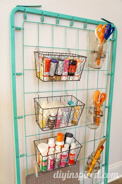 Repurposed Bed Spring Turned Storage Area for Art, Office, or Craft Supplies Crib Spring, Craft Storage Diy, Old Bed Springs, Bed Spring Crafts, Vasos Vintage, Old Cribs, Bed Spring, Diy Furniture Decor, Spring Craft