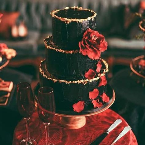 Alternative Wedding Cake by Essência do Bolo - http://cakesdecor.com/cakes/299835-alternative-wedding-cake Black And Red Wedding Cake, Red And Black Wedding Cake, Black And Red Cake, Red And Black Cake, Dark Cakes, Vampire Cake, Red Wedding Cake, Wine Red Wedding, Alternative Wedding Cakes