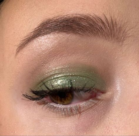 Aqua Green Makeup Looks, Harry Styles Makeup Ideas, Green Soft Makeup, Green Simple Makeup, Simple Green Makeup Looks, Harry Styles Makeup Inspired, Sage Green Eye Makeup, Soft Green Makeup, Green Makeup Aesthetic