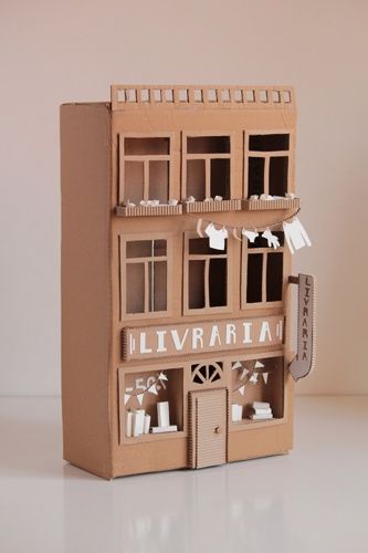 Cardboard bookshop Small Cardboard Crafts, Cardboard Library, Cardboard Decoration Ideas, Cardboard Builds, Portuguese Buildings, Small Cardboard House, Cardboard Buildings, Diy Cardboard House, House From Cardboard