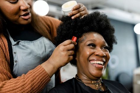 Photo customer getting a hairdo at a bea... | Premium Photo #Freepik #photo #women-haircut #hair-stylist #hairdressing-salon #afro African Women Hair, Best Hair Stylist, Natural Hair Salons, Fesyen Rambut, Female Hair, Athletic Hairstyles, Hair Dresser, Afro Women, Loose Hairstyles