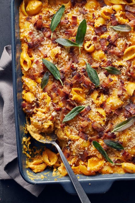 Yes, this really is the best darn pumpkin mac and cheese recipe! It's loaded with shredded cheese (extra sharp cheddar, parmesan, and Gruyere!) and pumpkin puree, plus plenty of spices and bacon. My family loves this absolutely delicious soul warming pasta dish! Butternut Squash Bacon, Squash Mac And Cheese, Butternut Squash Mac, Butternut Squash Mac And Cheese, Meal Prep Plan, Pumpkin Mac And Cheese, Baker By Nature, Fall Goodies, Bacon Mac And Cheese