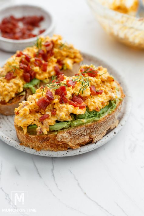 avocado toast Healthy Breakfast Avocado Toast, Omlet Breakfast Ideas, Restaurant Brunch Menu Ideas, Easy Light Breakfast Ideas, Eggs Breakfast Ideas, Breakfast Toast Recipes, Avocado Egg Sandwich, Egg Video, Avocado Toast With Egg