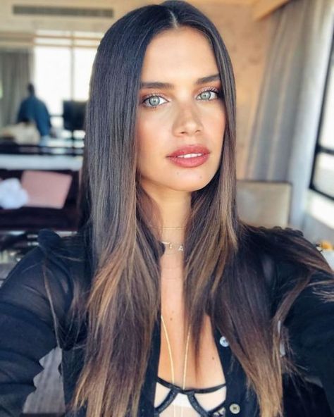 sara sampaio Sarah Sampaio, Model Hairstyles Woman, Meika Woollard, Celebrity Faces, Vs Models, Sara Sampaio, Hair Bangs, Beauty Inspo, Makeup And Hair