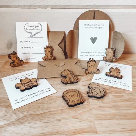 Pocket Pal Hug Buddies – Script and Grain Wood Toys Diy, Wood Inspiration, Glowforge Ideas, School Valentines, Engraving Projects, San Valentine, Engraving Ideas, Pocket Pal, Laser Cut Wood Crafts