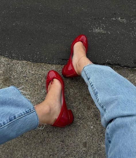 Chanel Ballerina, Red Ballerinas, Ballet Flats Outfit, Red Ballet Flats, Style Flats, Flats Outfit, Red Flats, Designer Flats, Stockholm Fashion