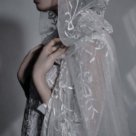 White Cloak Aesthetic, Wattpad Aesthetic Icon, White Princess Aesthetic, Star Wars Padme Amidala, White Cloak, Wattpad Aesthetic, Clothing Fails, Cinderella Aesthetic, Epic Clothing