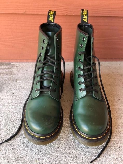 Green Doc Martens, Grunge Closet, Green Dr Martens, Andro Fashion, Doc Martins Boots, Red Doc Martens, Doc Martens Outfit, Doc Martens Boots, Army Boots