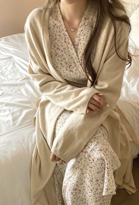 Flowy Dress Casual, Modest Casual Outfits, Celebrity Casual Outfits, Simple Pakistani Dresses, Woman Suit Fashion, Classy Women, Pakistani Fashion, Modest Outfits, Feminine Style