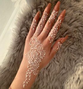 White Wedding Henna, Mehndi Design Back Hand, White Henna Designs, Cute Henna Designs, Henna Inspired Tattoos, Cute Henna, Wedding Nail Art Design, Tato Henna, Henna Tattoo Hand