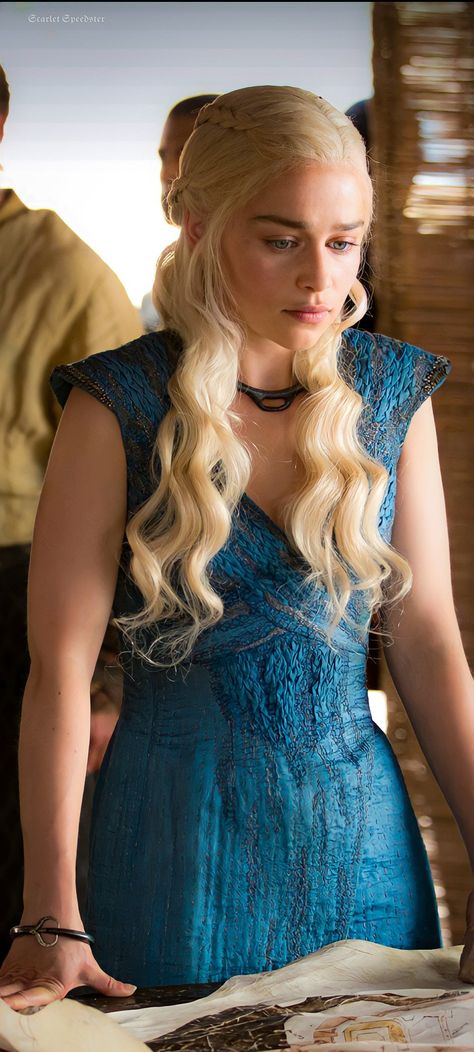 Daenerys Targaryen Hd, Daenerys Targaryen Outfits, Daenerys Targaryen Dress, Daenerys Targaryen Icons, Emilia Clarke Daenerys Targaryen, Queen Of Dragons, Game Of Thrones Costumes, Girl Superhero, Mother Of Dragons