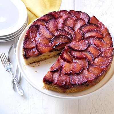 Sticky Plum Upside-Down Cake Plums Recipes, Funky Cakes, Plum Upside Down Cake, Perfect Cake Recipe, Food Authentic, Spiced Cake, Plum Trees, Plum Recipes, Summer Cake