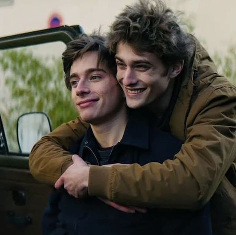 Romance Poses, Ship Poses, Danet Fauvel, Maxence Danet, Maxence Danet Fauvel, Skam France, Inspiration Images, Sketch Poses, Gay Aesthetic