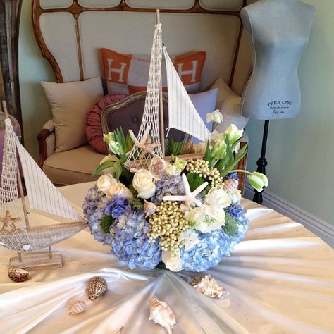 summer Nautical Floral Arrangements, Nautical Flower Arrangements, Under The Sea Flower Arrangements, Nautical Centerpiece Ideas, Yacht Party Theme, Nautical Centerpieces, Nautical Centerpiece, Theme Bapteme, Sailing Decor