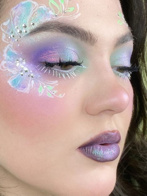 Purple And Green Fairy Makeup, Purple Fairy Makeup, Faerie Makeup, Cottagecore Makeup, Daring Makeup, Green Cottagecore, Paint Inspo, Flower Makeup, Ren Fest