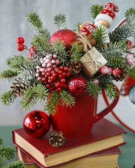 Diy Christmas Table, Christmas Decorations Centerpiece, Christmas Vignettes, Christmas Candle Decorations, Christmas Flower Arrangements, Christmas Floral Arrangements, Expensive Shoes, Christmas Centerpieces Diy, Christmas Themes Decorations