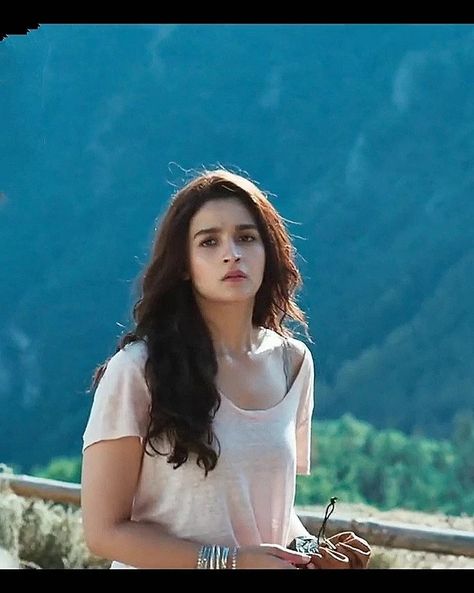 Alia Bhatt In Brahmastra, Brahmastra Movie, Alia And Varun, Alia Bhatt Photoshoot, Shraddha Kapoor Cute, Deepika Padukone Style, One Punch Man Manga, Actress Without Makeup, Indian Fashion Saree