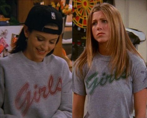 FRIENDS Rachel and Monica "Girls" Monica And Rachel, Estilo Rachel Green, Friends Tv Show Shirt, Monica Rachel, Fashion Guys, Rachel Green Outfits, Jenifer Aniston, Tokyo Street Fashion, Hallowen Costume