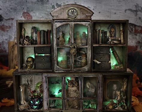 Drippy Candles, Halloween Vignette, Halloween Diorama, Halloween Shadow Box, Youtube Halloween, Tim Holtz Crafts, Halloween Apothecary, Haunted Dollhouse, Halloween Backdrop