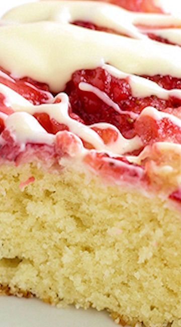 Strawberries And Cream Cake, Strawberry Upside Down Cake, Cream Cake Recipe, Strawberry Cream Cakes, Buckwheat Cake, Strawberry Cake Recipes, Strawberry Desserts, Upside Down Cake, Moist Cakes