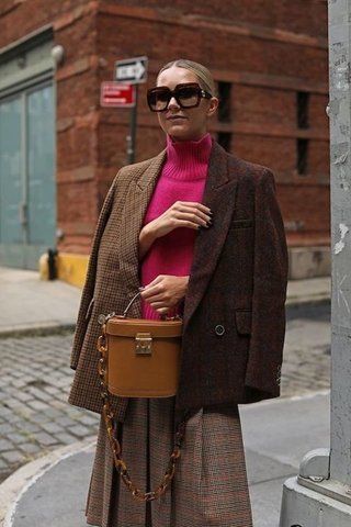 Pink And Brown Outfits, Pink Sweater Outfit Winter, Hot Pink Sweater Outfit, Pink Sweater Outfit, Brown Outfits, Sweaters Fall, Blair Eadie, Winter Sweater Outfits, Skirt Inspiration