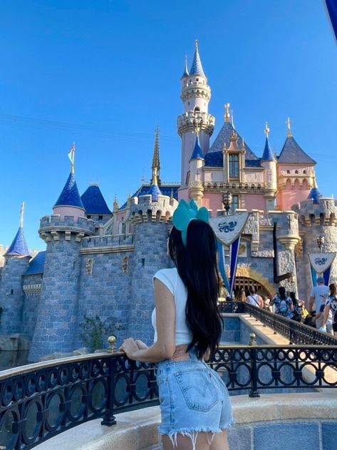 Disney Castle Pictures Ideas, Disney Castle Pictures Poses, Poses For Disneyland, Cute Disney Instagram Pictures, Disneyland Minnie Ears, Cute Disney Poses Photo Ideas, Disney Castle Photo Ideas, Disney Picture Poses, Pics To Take At Disneyland