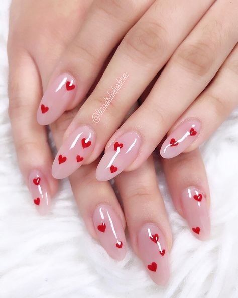 Minimalist Valentines Nails Almond, Clear Valentine Nails, Nails Corazones, Korean Almond Nails, Summer Nails Minimalist, Nail Art Ideas Summer, 2023 Winter Nails, Valentine Nail Ideas, Spring Nail Art Ideas