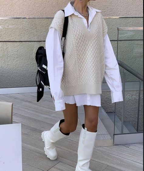 Look 80s, Sweater Vest Outfit, Modieuze Outfits, White Boots, Vest Outfits, Mode Inspo, Look Vintage, Outfit Inspo Fall, Mode Streetwear