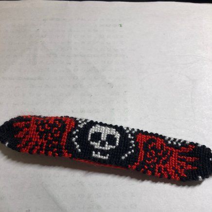 Alpha Bracelet Pattern Skull, Gothic Friendship Bracelet, Skull Friendship Bracelet Pattern, Skull Bracelet Pattern, Paracord Macrame, Braided Friendship Bracelets, Skull Wings, String Bracelet Patterns, Friendship Bracelet Patterns Easy