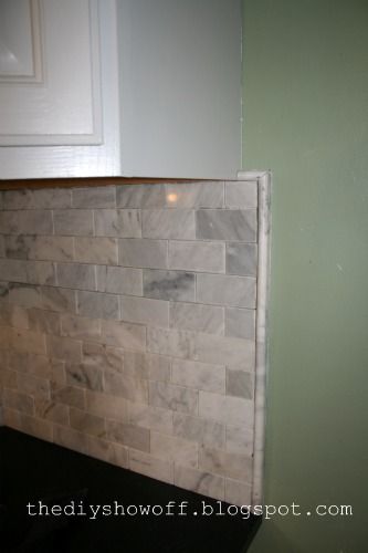 DIY Show Off Kitchen Makeover - how to finish of a backsplash edge Backsplash Herringbone, Marble Subway Tiles, Farmhouse Backsplash, Diy Shows, Diy Backsplash, Tile Edge, Marble Backsplash, Kitchen Tiles Backsplash, Marble Tile