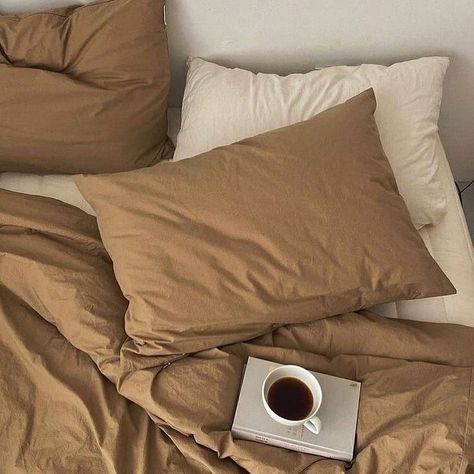 𝐃 𝐎 𝐋 𝐋 𝐀 🧿 on Instagram: “Aujourd’hui pas du tout envie 🥱 qui est dans le même mood ?” Brown And Cream Bedroom, Tan Sheets, Brown Bed Sheets, Brown Comforter, Cream Bedrooms, White Bed Sheets, Brown Rooms, Brown Bed, Bedroom Wall Colors