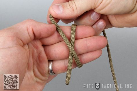 How to Wrap a Paddle or Handle with Paracord | ITS Tactical Paracord Knife Handle, Paracord Wrap Handle, Paracord Weaves, Bull Whip, Paracord Knife, Cords Crafts, Decorative Knots, Paracord Knots, Knot Braid