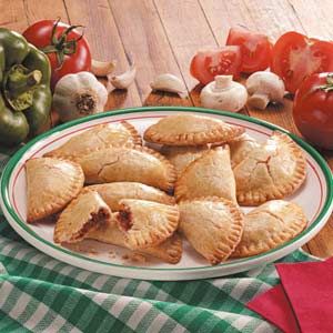 Pizza Turnovers, Turkey Empanadas, Spinach Cheese Puffs, Indian Appetizer Recipes, Bacon Recipes Appetizers, Class Snacks, Three Hills, Turnover Recipes, Indian Appetizers