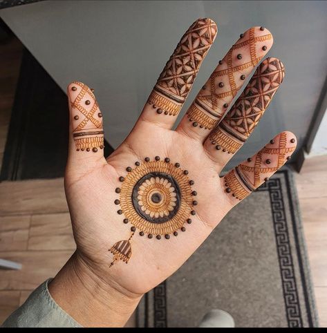 Henna Design Hand, Henna Finger Designs, Finger Designs, Henna Flowers, Round Mehndi Design, Henna Flower Designs, Henna Flower, Palm Henna, Tattoos Henna