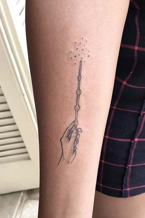 Stab Tattoo, Awesome Tattoo Ideas, Book Lover Tattoo, Pinterest Tattoo Ideas, Harry Tattoos, Wand Tattoo, Hp Tattoo, Awesome Tattoo, Tattoos For Lovers