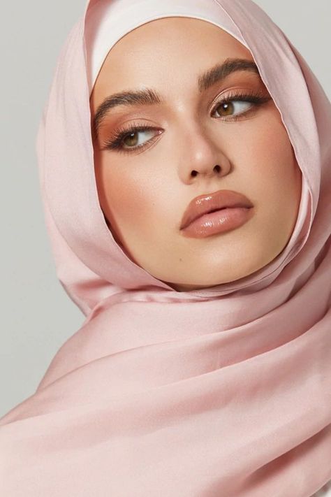 Shooting Photo Studio, Mood Board Fashion Inspiration, Photo Mannequin, Muslim Photos, Hijab Makeup, Hijab Beauty, Hijabista Fashion, Reference Photos For Artists, Muslim Fashion Hijab Outfits