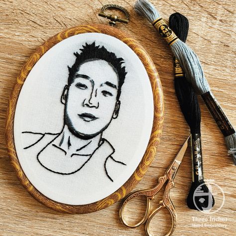 How to embroider an outlined portrait How To Embroider People, Portrait Embroidery Tutorial, Embroidery People Outline, Embroidered Faces Simple, Hand Embroidery Portrait, Embroidery 101, Embroidered Portrait Faces, Embroidered Dog Portrait, Amazing Embroidery