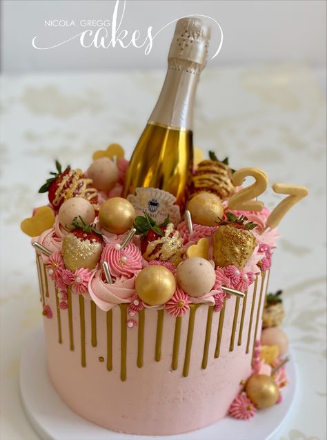 Prosecco bottle drip cake with Lindors, chcolate dipped strawberries & gold drip Cake With Prosecco Bottle, Wine Theme Cakes, Wine Cakes, Buttercream Drip Cake, Prosecco Cake, Buttercream Drip, Cake Potong, 50th Birthday Cake For Women, Mum Cake