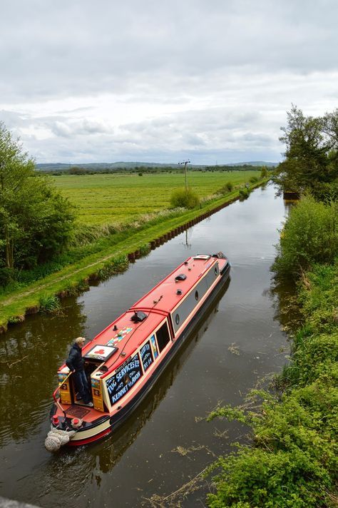 Houseboats Interiors, Canal Boats England, Narrowboat Life, British Canals, Canal Boat Interior, Barge Boat, Narrowboat Interiors, Canal Barge, Houseboat Living