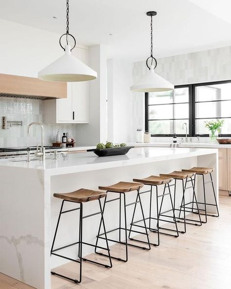 This question comes up a lot. How do I choose the best bar stool for my kitchen counter? There are so many options! You are in luck because today I am here to help you choose the right bar stool for your kitchen counter! Kursi Bar, Minimal Living, Interior Modern, Facades, Design Living, Kitchen Space, Contemporary Kitchen, Modern Interior Design, Home Decor Kitchen