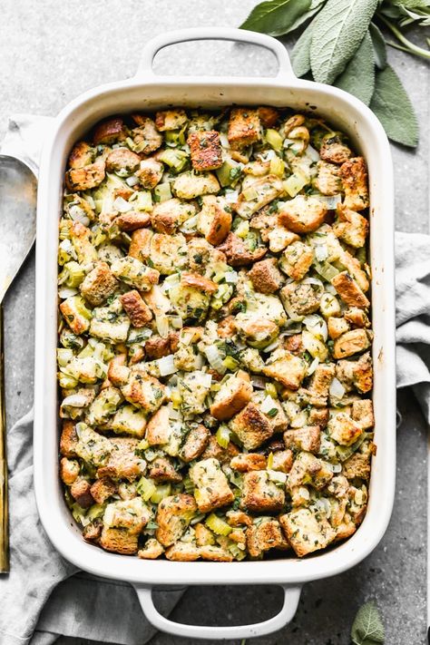 Leek Stuffing, Crockpot Vegetarian, Vegan Stuffing, Traditional Stuffing, Best Stuffing Recipe, Vegetarian Stuffing, Sage Stuffing, Friendsgiving Dinner Party, Friendsgiving Dinner