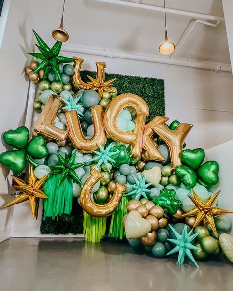 Balloon Therapy on Instagram: "in our lucky girl era 🍀⚡💁‍♀️ #balloontherapy Fabulous St Patty's Day install by our babes up at @balloontherapynashville • • • • • #balloondecor #partystyling #balloongarland #balloonarch #dfwevents #dallasevents #dfwballoons #luckygirlsyndrome #luckygirlera #luckygirl #luckyme #feelinglucky #stpatricksday #stpatricksdayballoons #stpatricksdaydecor #greenballoons #stpatricksdayparty #stpatricksdayparade #stpatricksdayevents #iamsolucky #lawofattraction #lucky #st St Patrick Day Theme Party, St Paddys Party, St Patricks Day Balloons Decoration, Lucky Charms Theme Party, St Pattys Party Decor, St Pattys Day Party Decor, Saint Pattys Day Party, St Patrick Balloon Decoration, At Patrick’s Day Birthday Party