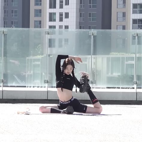 Kazuha Flexibility, Dance Icon Aesthetic, Dance Aesthetic Kpop, Kazuha Workout, Kazuha Ballet, Lesserafim Workout, Kpop Idol Aesthetic, Lesserafim Kazuha, Vellus Hair